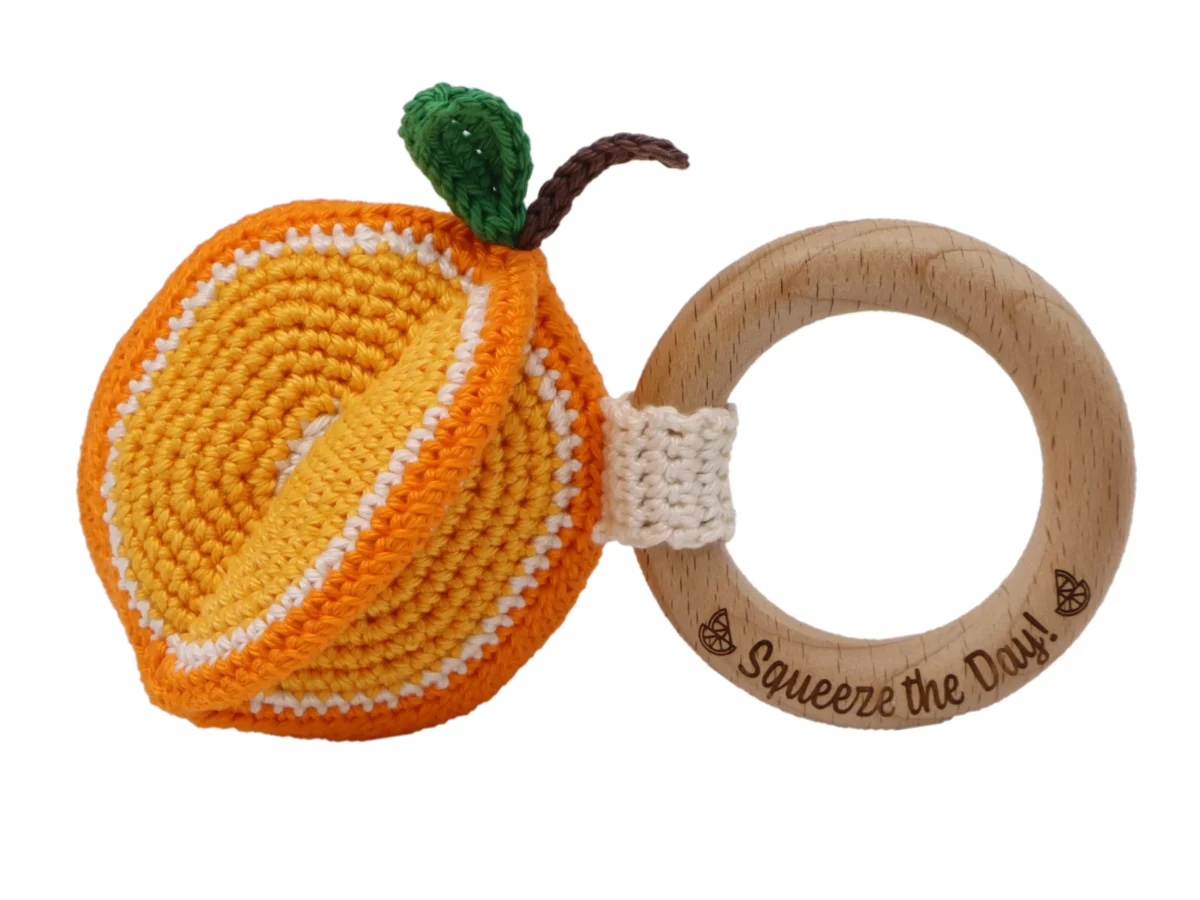 <ul> <li>Houten ringen van beukenhout formaat 7 cm.</li> <li>Gegraveerd met tekst "Squeeze the Day"</li> <li>Hoge kwaliteit baby veilig beukenhout</li> <li>Veilig volgens EN-71 en vrij van formaldehyde</li> </ul> Bijpassend bij het haakpatroon van <a href="https://www.knufl.nl/products/rammelaar-citrus">Knufl</a> voor de Citrus Rammelaars! Met dit patroon heb je de mogelijkheid om maar liefst 4 verschillende rammelaars te maken! Jootjes Haakcadeautjes